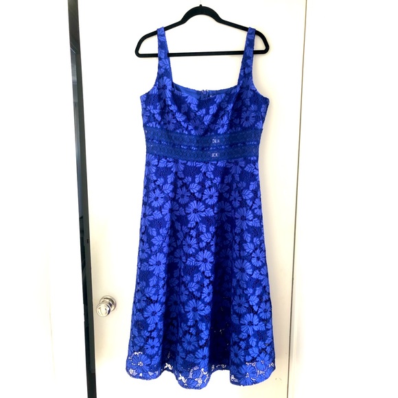 Monique Lhuillier sleeveless midi Elegant Blue Lace Dress size 12